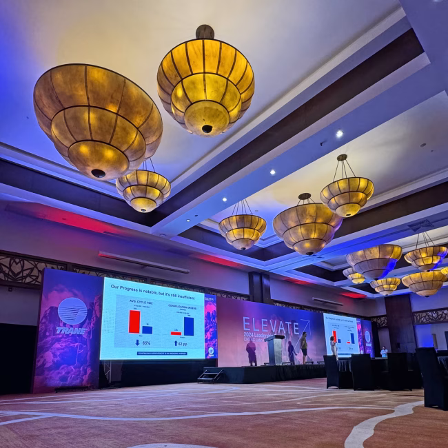 Producción de escenarios para congresos, convenciones, eventos de todo tipo. Decoración de espacios escénicos, ambientación y más. Contamos con mamparas decorativas en alquiler e impresiones de gran formato para realizar su presentación impecable.